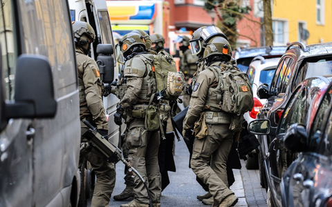 Schwer bewaffnete Sicherheitskräfte im Einsatz bei einer Durchsuchung in Hagen. Die Polizei hat einen Raubüberfall auf ein Werttransportunternehmen vereitelt. - Foto: Alex Talash/dpa