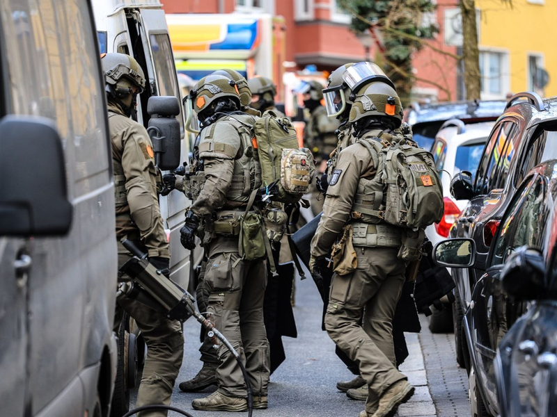 Schwer bewaffnete Sicherheitskräfte im Einsatz bei einer Durchsuchung in Hagen. Die Polizei hat einen Raubüberfall auf ein Werttransportunternehmen vereitelt. - Foto: Alex Talash/dpa