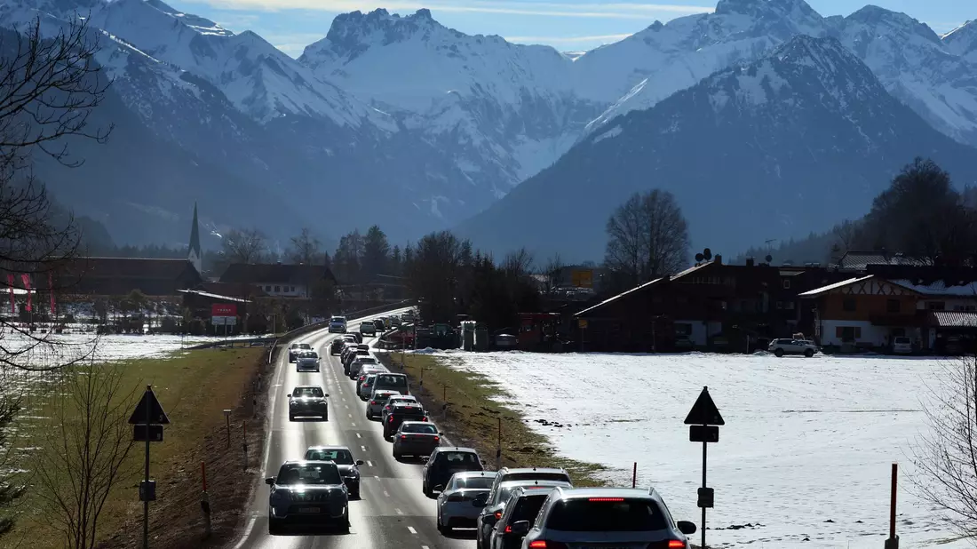 Besonders hoch ist die Staugefahr laut ADAC auf dem Weg in die Berge. (Archivbild) - Bild: Karl-Josef Hildenbrand/dpa