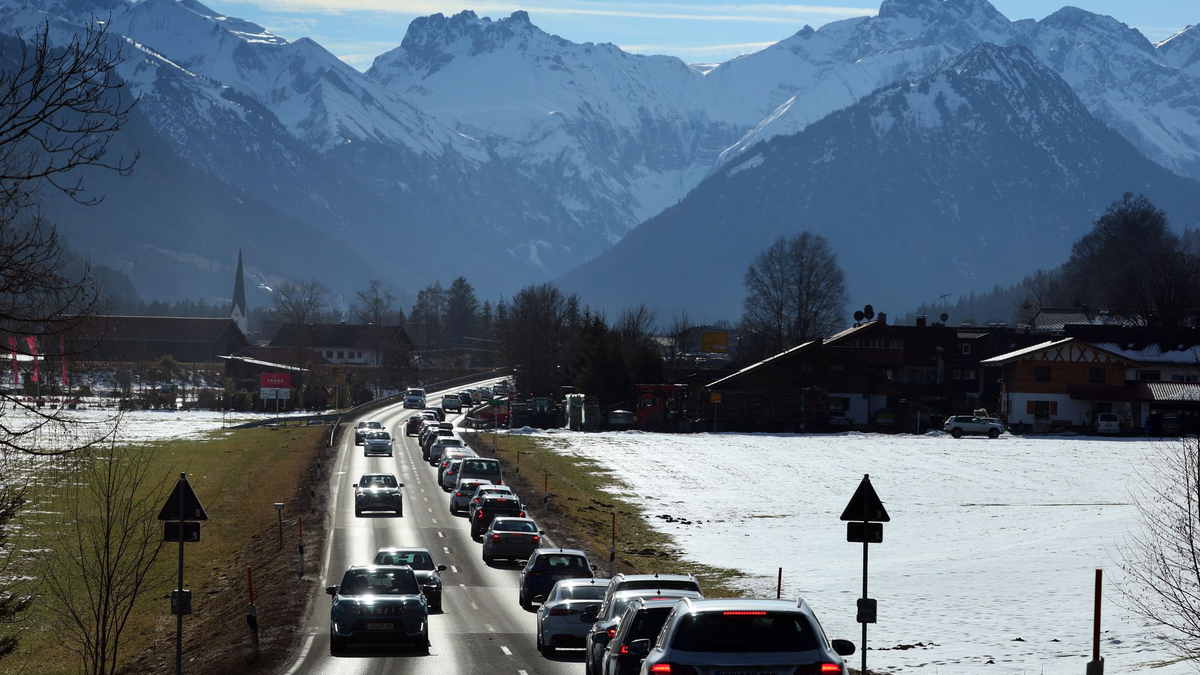Besonders hoch ist die Staugefahr laut ADAC auf dem Weg in die Berge. (Archivbild) - Foto: Karl-Josef Hildenbrand/dpa