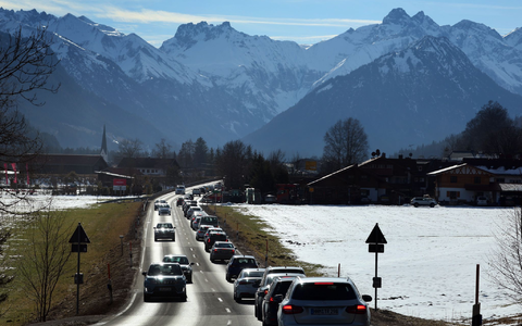 Besonders hoch ist die Staugefahr laut ADAC auf dem Weg in die Berge. (Archivbild) - Foto: Karl-Josef Hildenbrand/dpa Besonders hoch ist die Staugefahr laut ADAC auf dem Weg in die Berge. (Archivbild) - Foto: Karl-Josef Hildenbrand/dpa