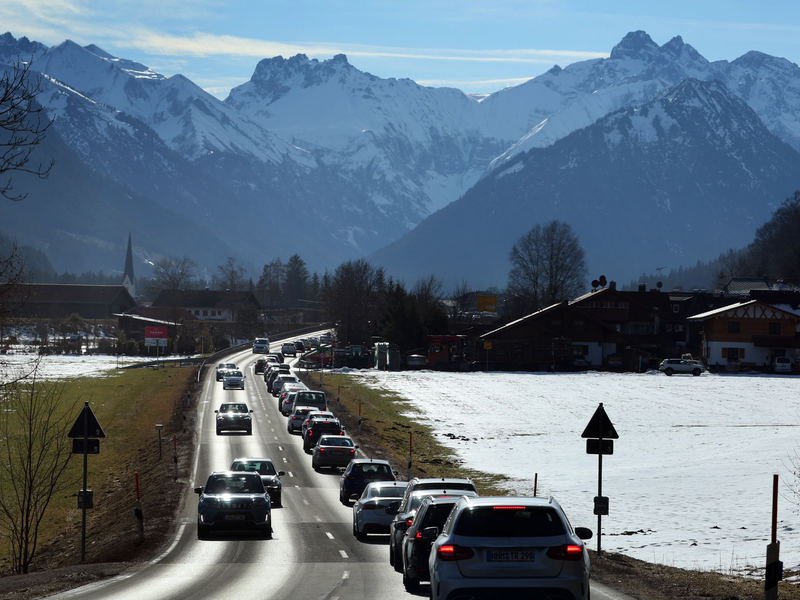 Besonders hoch ist die Staugefahr laut ADAC auf dem Weg in die Berge. (Archivbild) - Foto: Karl-Josef Hildenbrand/dpa