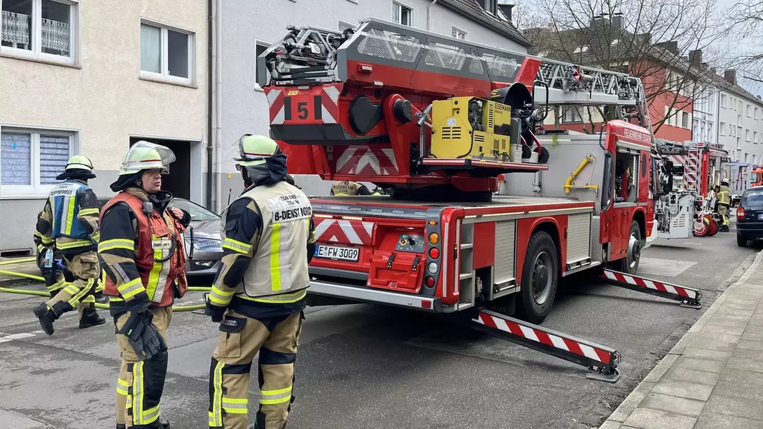 FW-E: Zimmerbrand in einem Mehrfamilienhaus - gute Erkundung entscheidend - Bild: presseportal.de