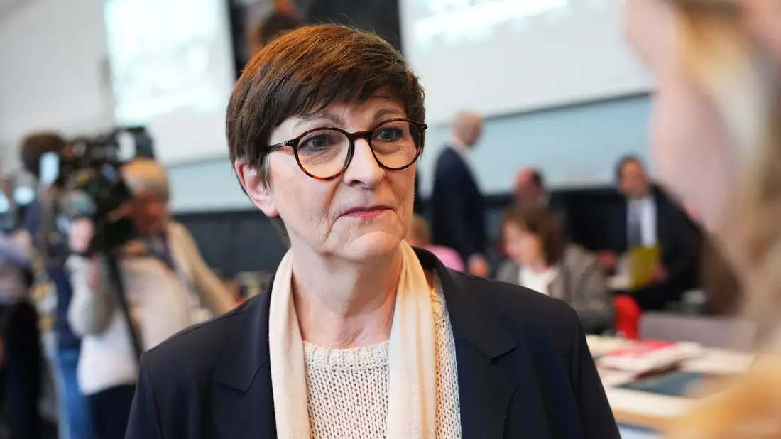 Saskia Esken will trotz des Wahldesasters SPD-Parteichefin bleiben. (Archivbild) - Bild: Michael Kappeler/dpa