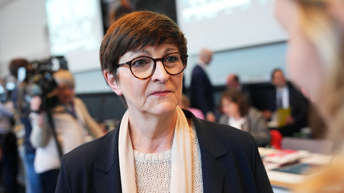 Saskia Esken will trotz des Wahldesasters SPD-Parteichefin bleiben. (Archivbild) - Foto: Michael Kappeler/dpa