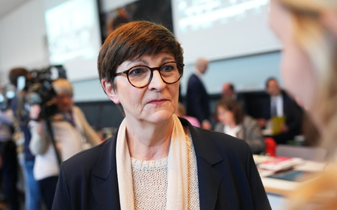 Saskia Esken will trotz des Wahldesasters SPD-Parteichefin bleiben. (Archivbild) - Foto: Michael Kappeler/dpa