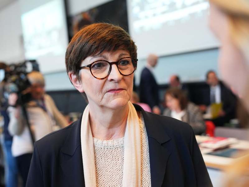 Saskia Esken will trotz des Wahldesasters SPD-Parteichefin bleiben. (Archivbild) - Foto: Michael Kappeler/dpa