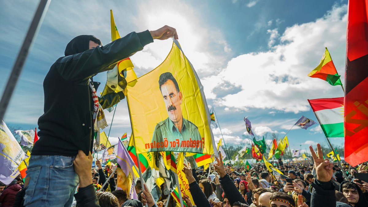 Flagge mit dem Konterfei von PKK-Anführer Abdullah Öcalan (Archivbild) - Foto: Andreas Arnold/dpa