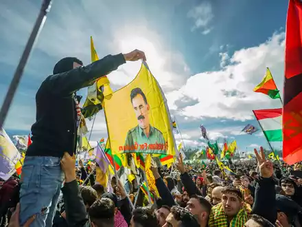 Flagge mit dem Konterfei von PKK-Anführer Abdullah Öcalan (Archivbild) - Foto: Andreas Arnold/dpa