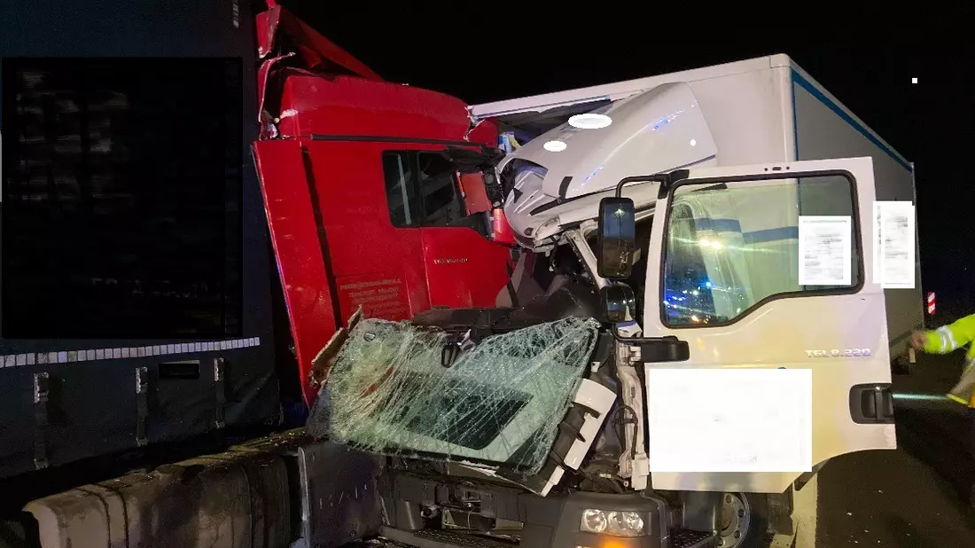 POL-WOB: Unfall zwischen zwei LKW - Keine Verletzten nach Frontalzusammenstoß - Bild: presseportal.de