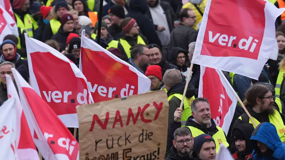Teilnehmerinnen und Teilnehmer demonstrieren in Hamburg am Alten Elbtunnel während eines Warnstreiks im öffentlichen Dienst.  - Bild: Marcus Brandt/dpa