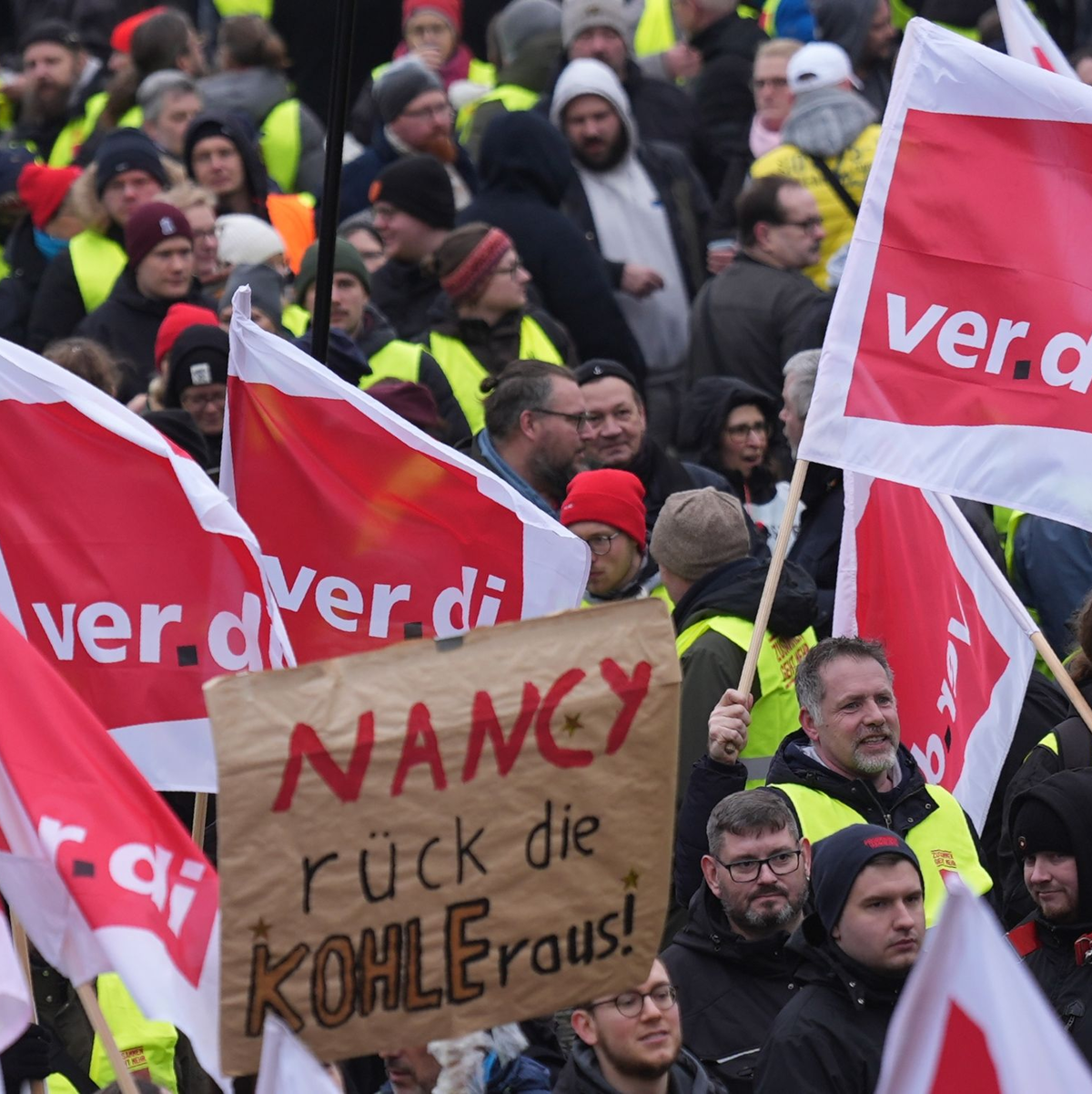 Teilnehmerinnen und Teilnehmer demonstrieren in Hamburg am Alten Elbtunnel während eines Warnstreiks im öffentlichen Dienst.  - Foto: Marcus Brandt/dpa