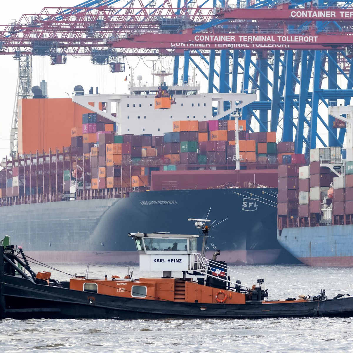 Große Schiffe, die auf Lotsen angewiesen sind, konnten in Hamburg nicht fahren. - Foto: Bodo Marks/dpa