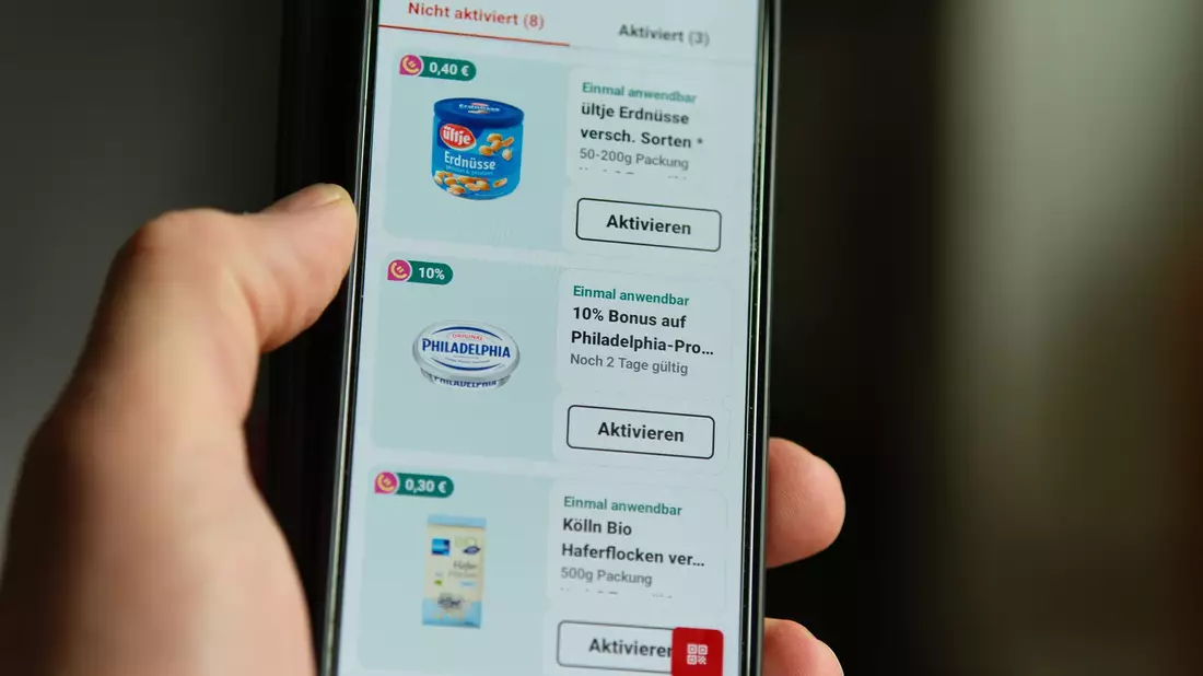 Viele Handelsketten ködern die Kunden in ihren Apps mit zusätzlichen Rabatten. - Bild: Georg Hilgemann/dpa