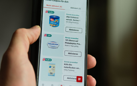 Viele Handelsketten ködern die Kunden in ihren Apps mit zusätzlichen Rabatten. - Foto: Georg Hilgemann/dpa