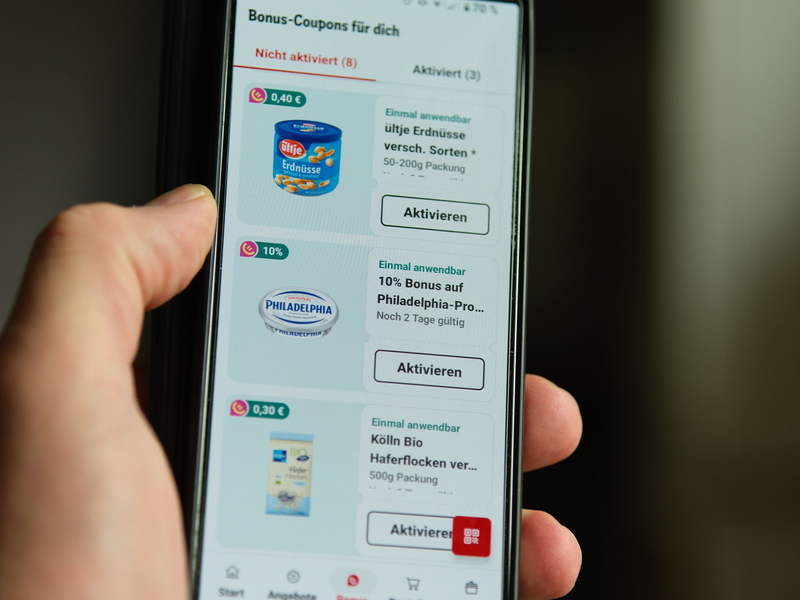 Viele Handelsketten ködern die Kunden in ihren Apps mit zusätzlichen Rabatten. - Foto: Georg Hilgemann/dpa