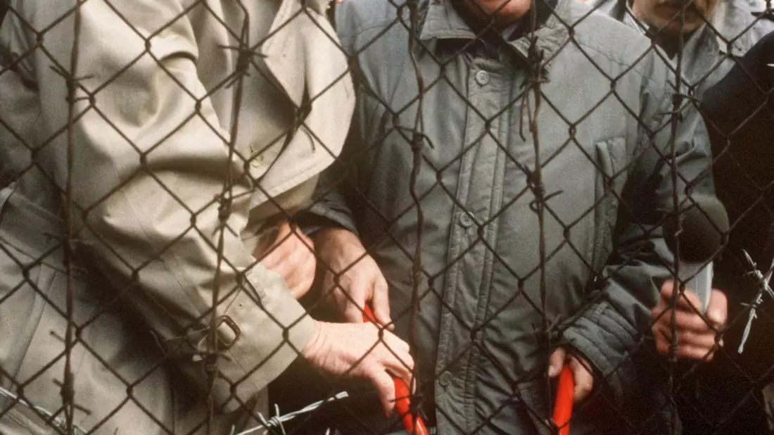 Erst 1989 fällt der sogenannte Eiserne Vorhang zwischen der Tschechoslowakei und Deutschland. Bundesaußenminister Hans-Dietrich Genscher und sein tschechischer Amtskollege Jiri Dienstbier durchschneiden am 23.12.1989 in Rozvadov den Stacheldraht. (Archivbild) - Bild: picture alliance / dpa