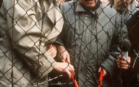 Erst 1989 fällt der sogenannte Eiserne Vorhang zwischen der Tschechoslowakei und Deutschland. Bundesaußenminister Hans-Dietrich Genscher und sein tschechischer Amtskollege Jiri Dienstbier durchschneiden am 23.12.1989 in Rozvadov den Stacheldraht. (Archivbild) - Foto: picture alliance / dpa