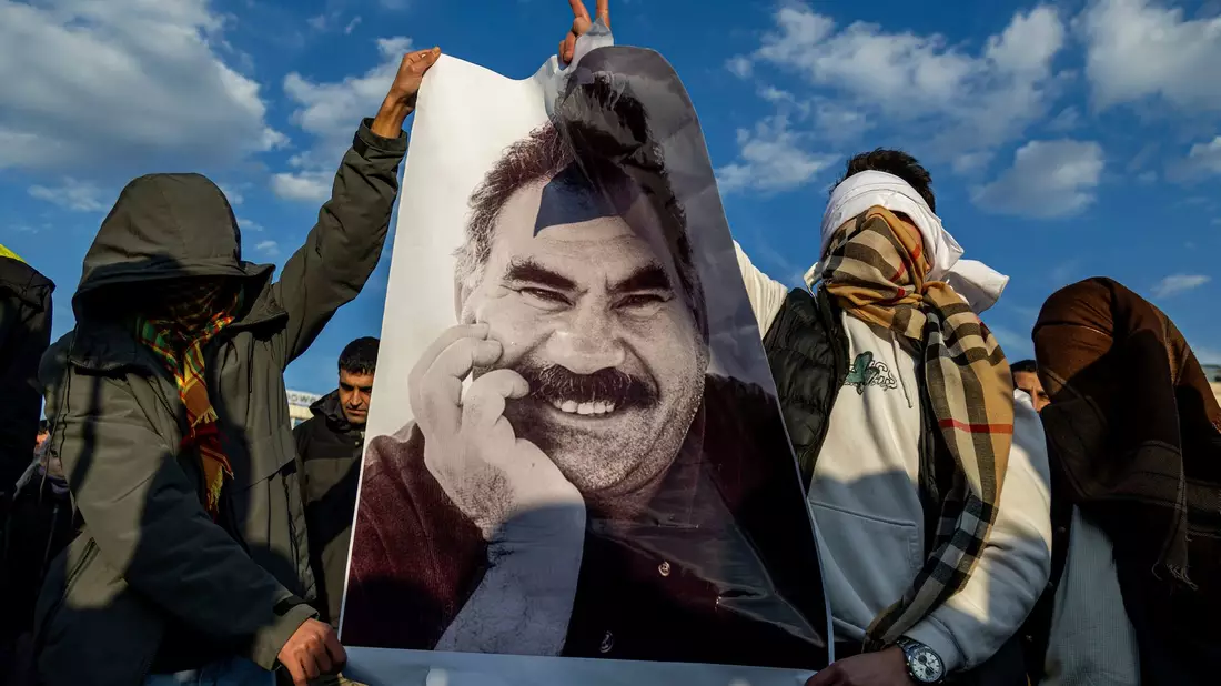 Wenige Tage nach dem Aufruf von Gründer Öcalan verkündet die PKK nun einen Waffenstillstand - Bild: Metin Yoksu/AP/dpa