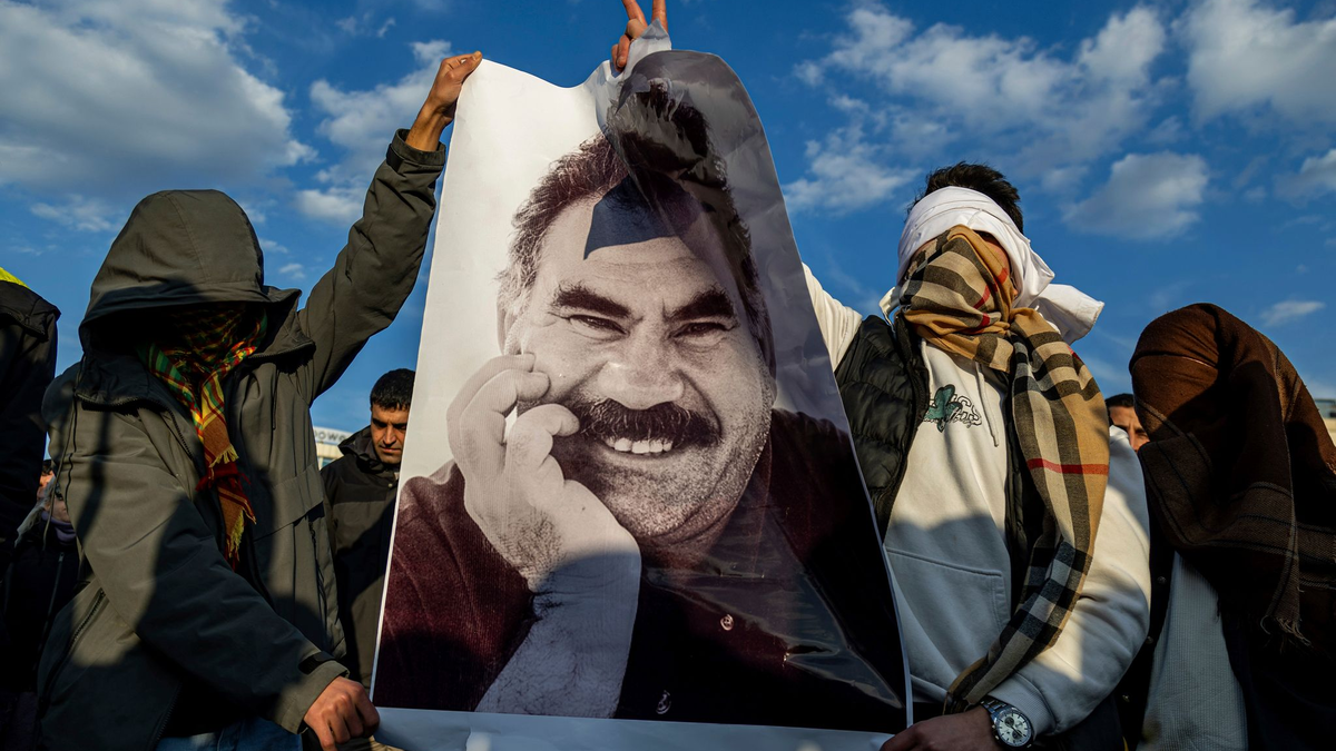 Wenige Tage nach dem Aufruf von Gründer Öcalan verkündet die PKK nun einen Waffenstillstand - Foto: Metin Yoksu/AP/dpa