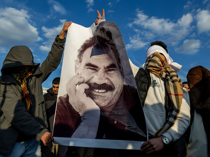 Wenige Tage nach dem Aufruf von Gründer Öcalan verkündet die PKK nun einen Waffenstillstand - Foto: Metin Yoksu/AP/dpa
