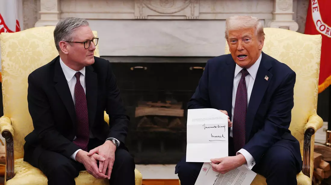 Der britische Premierminister Keir Starmer überreichte US-Präsident Donald Trump eine Einladung von König Charles zum Staatsbesuch im Vereinigten Königreich. (Archivfoto) - Bild: Carl Court/PA Wire/dpa