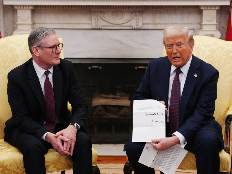 Der britische Premierminister Keir Starmer überreichte US-Präsident Donald Trump eine Einladung von König Charles zum Staatsbesuch im Vereinigten Königreich. (Archivfoto) - Foto: Carl Court/PA Wire/dpa