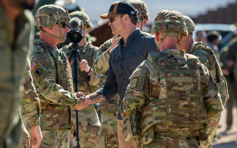 US-Verteidigungsminister Hegseth soll die Anordnung von Präsident Trump umsetzen. (Archivbild) - Foto: Andres Leighton/AP/dpa