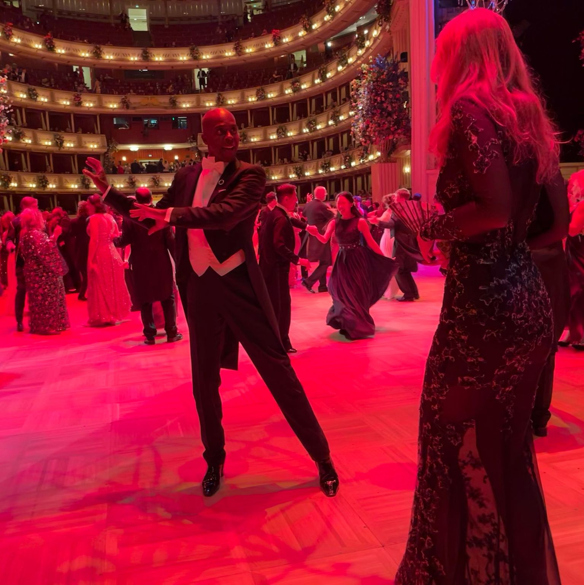 Model und «Supertalent»-Juror Bruce Darnell legt eine heiße Sohle aufs Parkett. - Foto: Albert Otti/dpa