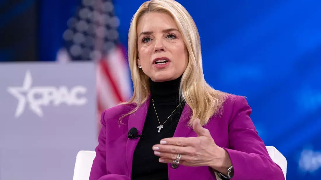 US-Justizministerin Pam Bondi hat angekündigt, dass bisher unter Verschluss gehaltene Akten zum Fall des mutmaßlichen Sexualstraftäters Jeffrey Epstein veröffentlicht werden sollen (Archivbild).  - Bild: Jose Luis Magana/AP/dpa