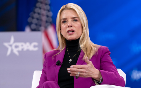 US-Justizministerin Pam Bondi hat angekündigt, dass bisher unter Verschluss gehaltene Akten zum Fall des mutmaßlichen Sexualstraftäters Jeffrey Epstein veröffentlicht werden sollen (Archivbild).  - Foto: Jose Luis Magana/AP/dpa