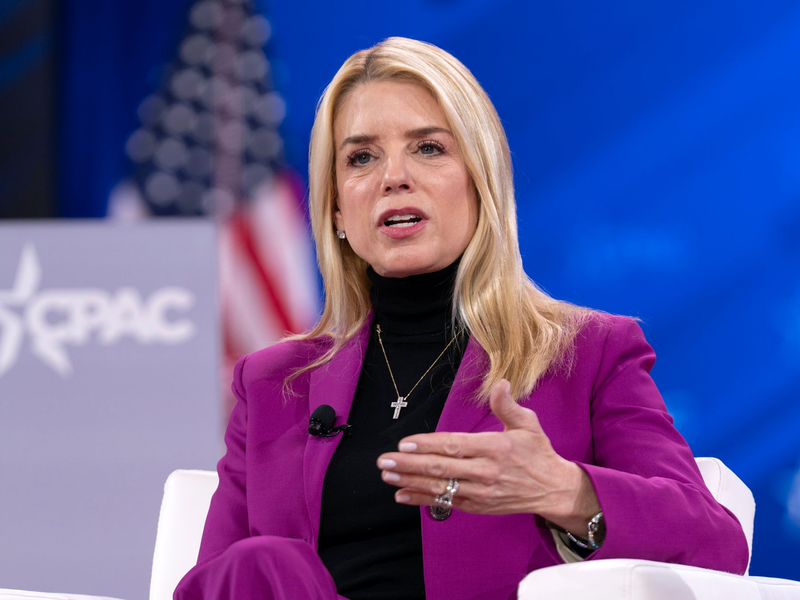 US-Justizministerin Pam Bondi hat angekündigt, dass bisher unter Verschluss gehaltene Akten zum Fall des mutmaßlichen Sexualstraftäters Jeffrey Epstein veröffentlicht werden sollen (Archivbild).  - Foto: Jose Luis Magana/AP/dpa