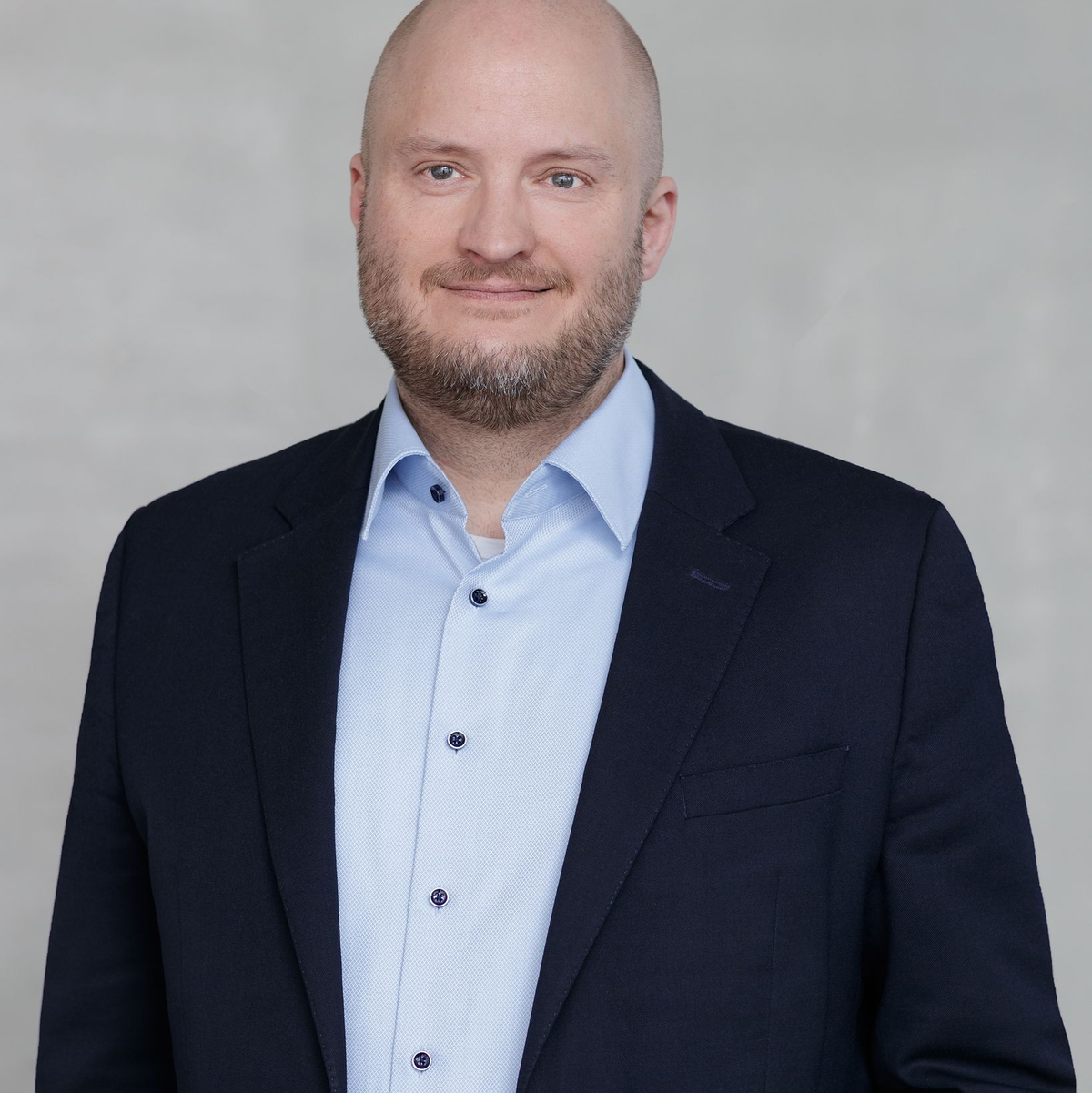 Der Betriebsratschef und stellvertretende Aufsichtsratsvorsitzende Sascha Uebel wehrt sich gegen eine Übernahme der Commerzbank - Foto: Alexandra Lechner/Commerzbank AG/dpa