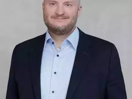 Der Betriebsratschef und stellvertretende Aufsichtsratsvorsitzende Sascha Uebel wehrt sich gegen eine Übernahme der Commerzbank - Foto: Alexandra Lechner/Commerzbank AG/dpa
