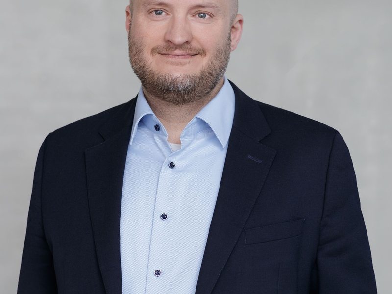 Der Betriebsratschef und stellvertretende Aufsichtsratsvorsitzende Sascha Uebel wehrt sich gegen eine Übernahme der Commerzbank - Foto: Alexandra Lechner/Commerzbank AG/dpa