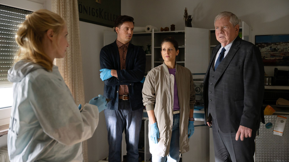 Oberstaatsanwalt Bernd Reuther (Rainer Hunold, r) - Foto: Martin Kaufhold/ZDF/dpa