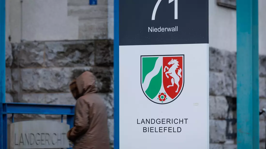 «Die Übergabe erfolgte friedlich und kooperativ», zitierte die Zeitung den Strafverteidiger des Mannes. Der Tatverdächtige ist laut gemeinsamer Mitteilung der Ermittlungsbehörden der Bruder eines 2024 in der Bielefelder Innenstadt erschossenen ehemaligen Profiboxers. (Symbolfoto) - Bild: Friso Gentsch/dpa