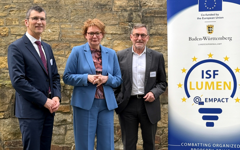 LKA-NI: Kein Geldautomatensprenger kann sich mehr sicher fĂŒhlen - Internationale Konferenz mit starkem Signal / Polizeibehörden: TĂ€ter verĂ€ndern ihr Vorgehen / VerdrĂ€ngungseffekte feststellbar - Foto: presseportal.de LKA-NI: Kein Geldautomatensprenger kann sich mehr sicher fĂŒhlen - Internationale Konferenz mit starkem Signal / Polizeibehörden: TĂ€ter verĂ€ndern ihr Vorgehen / VerdrĂ€ngungseffekte feststellbar - Foto: presseportal.de