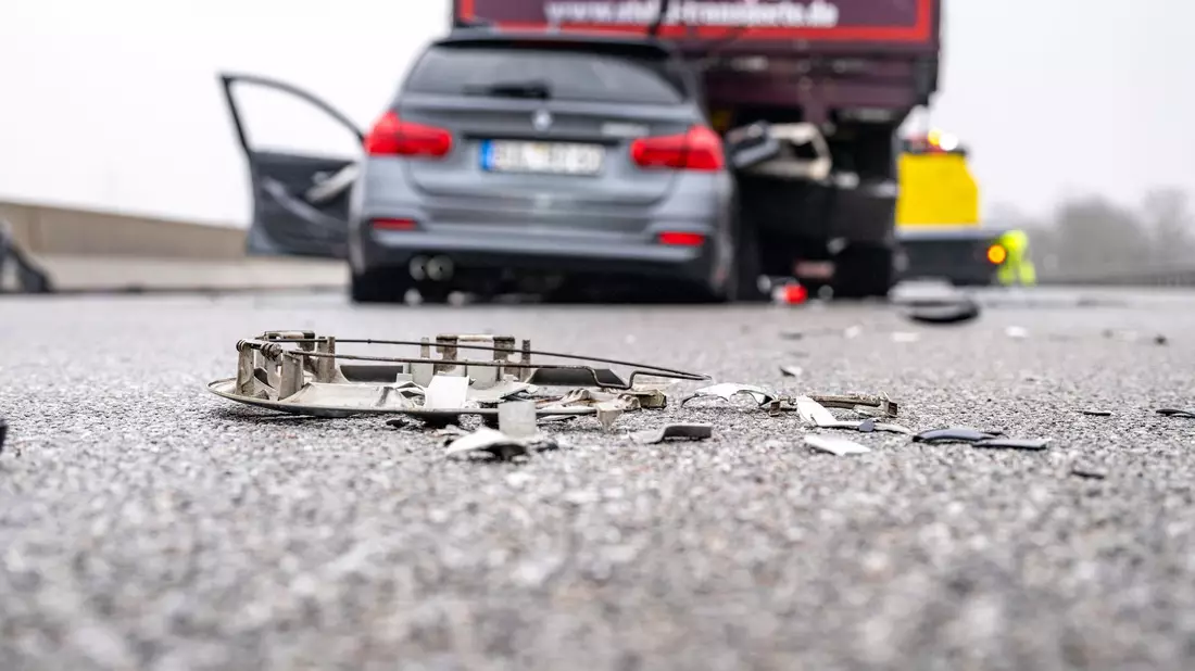 Ein zerstörtes Fahrzeug steht nach einem Unfall auf der Autobahn A3. (Archivbild) - Bild: Armin Weigel/dpa