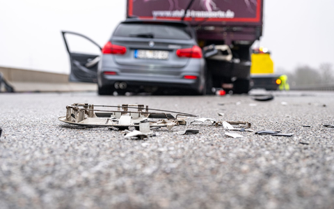 Ein zerstörtes Fahrzeug steht nach einem Unfall auf der Autobahn A3. (Archivbild) - Foto: Armin Weigel/dpa