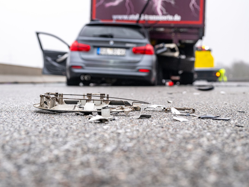Ein zerstörtes Fahrzeug steht nach einem Unfall auf der Autobahn A3. (Archivbild) - Foto: Armin Weigel/dpa