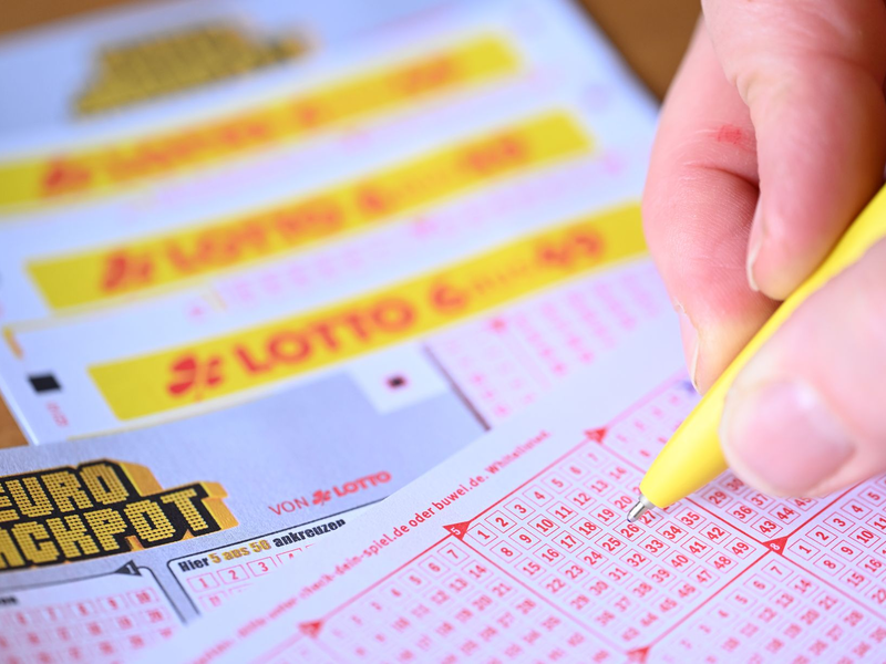 Eine Tippgemeinschaft holt sich den Eurojackpot. (Archivbild) - Foto: Bernd Weißbrod/dpa