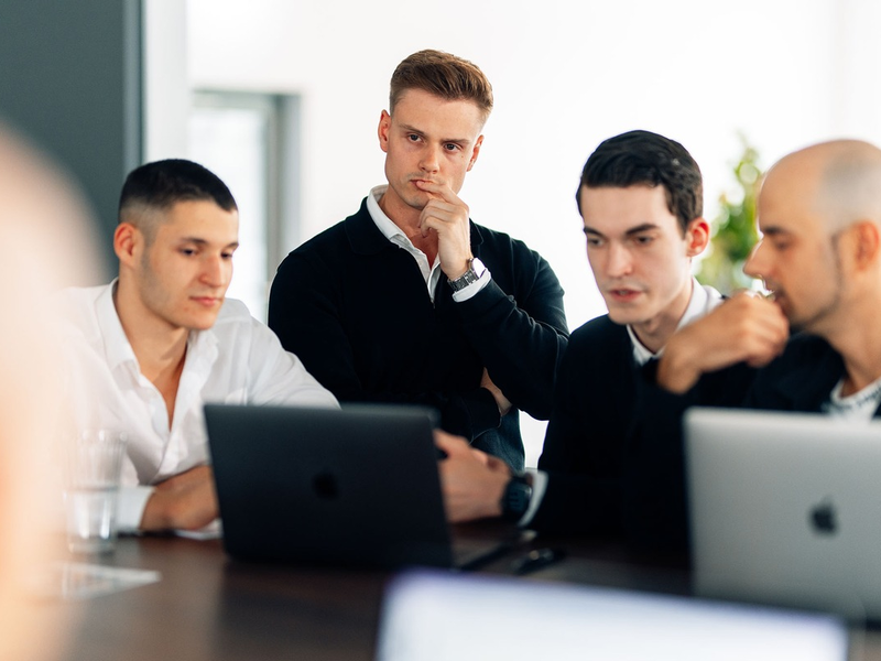 Effizienter Vertrieb trotz kleiner Teams: Marvin Flenche von umsatz.io verrät, wie Selbstständige ihre Verkaufszahlen steigern - Foto: presseportal.de