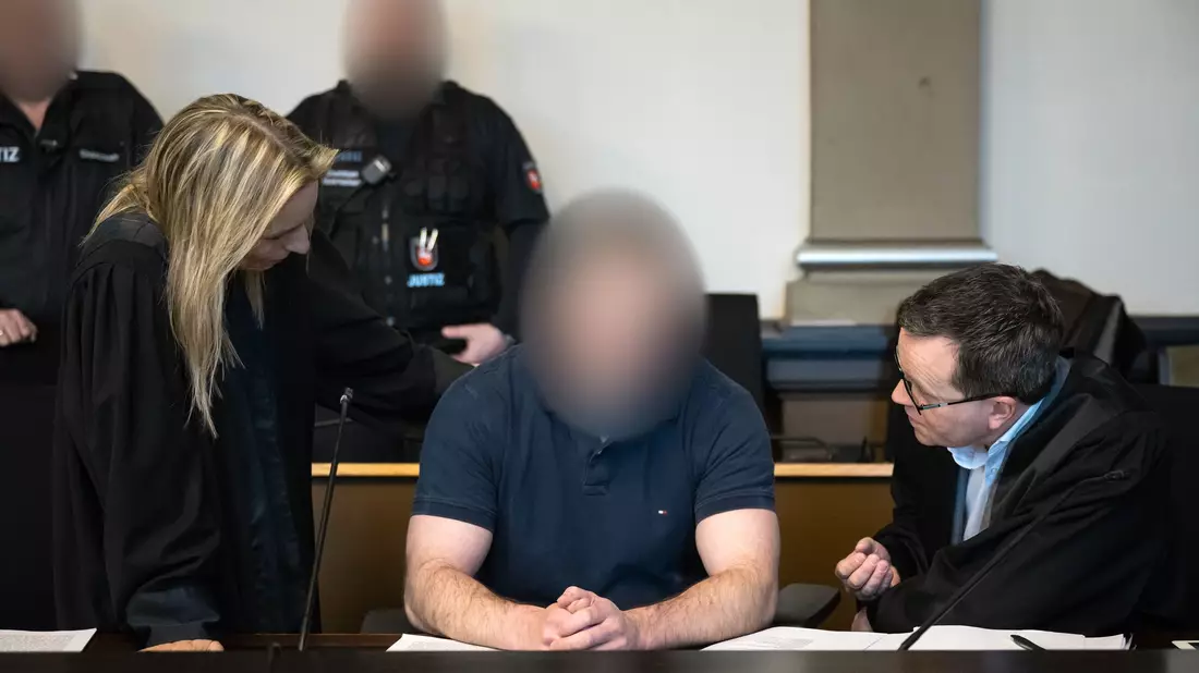 Nach der Mordserie mit vier Toten im niedersächsischen Landkreis Rotenburg (Wümme) ist der angeklagte Bundeswehrsoldat zu lebenslanger Haft verurteilt worden.  - Bild: Sina Schuldt/dpa