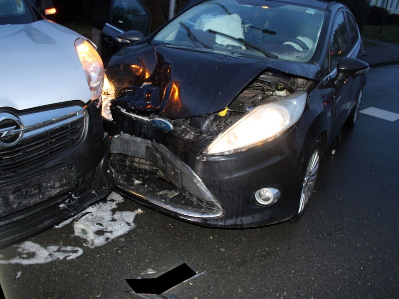 POL-MI: Vier Verletzte bei Unfall - Foto: presseportal.de