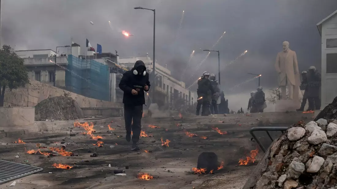 In Athen kam es nach einer friedlichen Demonstration zu Krawallen. - Bild: Petros Giannakouris/AP/dpa