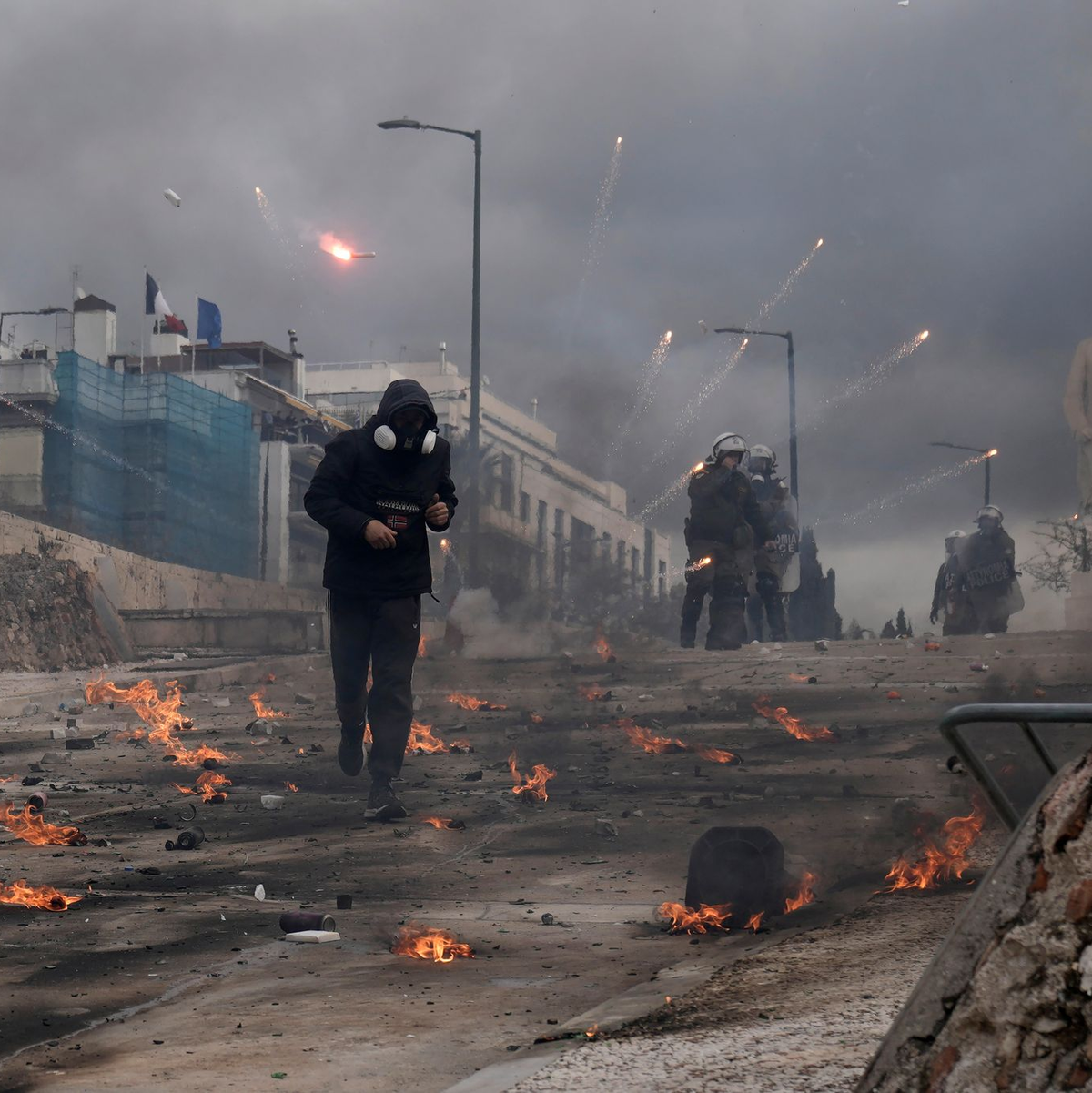 In Athen kam es nach einer friedlichen Demonstration zu Krawallen. - Foto: Petros Giannakouris/AP/dpa
