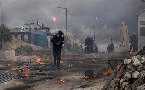 In Athen kam es nach einer friedlichen Demonstration zu Krawallen. - Foto: Petros Giannakouris/AP/dpa In Athen kam es nach einer friedlichen Demonstration zu Krawallen. - Foto: Petros Giannakouris/AP/dpa