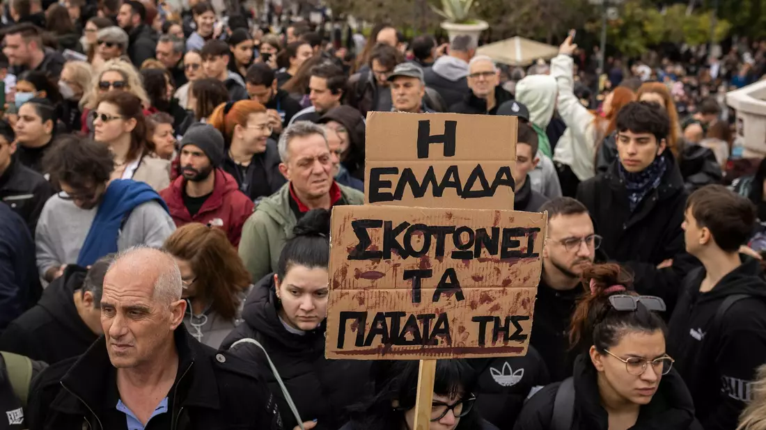 So viel Mobilisierung wie noch nie: Hunderttausende Demonstranten gingen landesweit auf die Straße.  - Bild: Socrates Baltagiannis/dpa