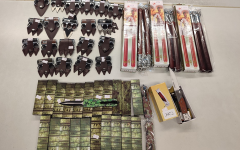 POL-AA: Rems-Murr-Kreis: Verbotene Gegenstände beschlagnahmt - Sammlungsbetrug - Unfall - Farbschmierereien - Automat aufgebrochen - Foto: presseportal.de POL-AA: Rems-Murr-Kreis: Verbotene Gegenstände beschlagnahmt - Sammlungsbetrug - Unfall - Farbschmierereien - Automat aufgebrochen - Foto: presseportal.de